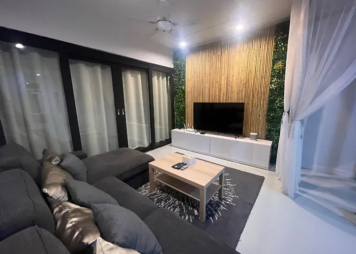 4 Bedroom House With Beautiful Rooftop Near Bts Ekkamai * Bangkok