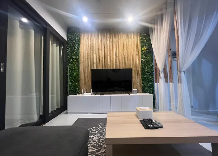 Villa 4 Bedroom House With Beautiful Rooftop Near Bts Ekkamai Bangkok