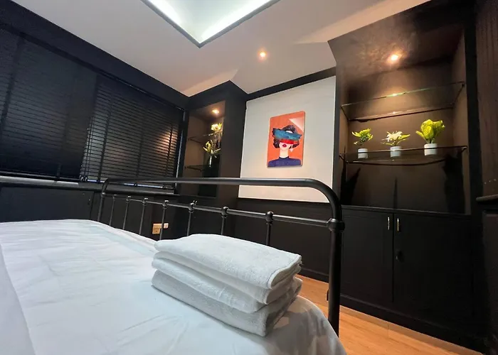 4 Bedroom House With Beautiful Rooftop Near Bts Ekkamai *