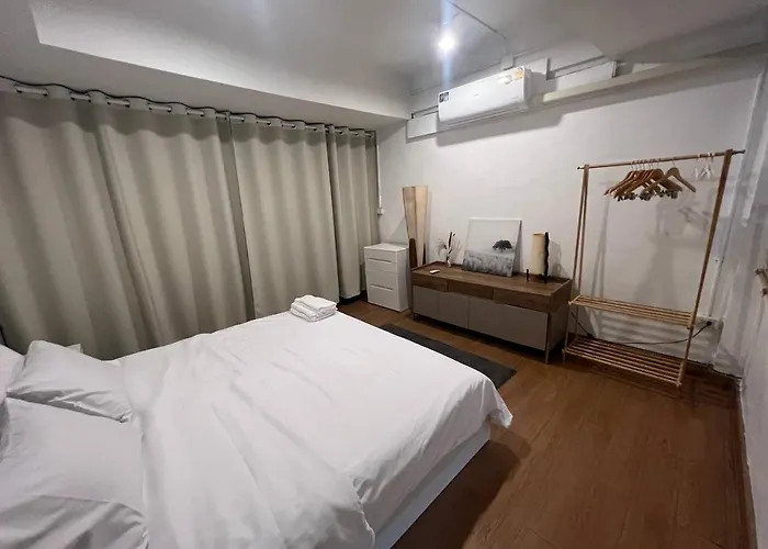 4 Bedroom House With Beautiful Rooftop Near Bts Ekkamai * Bangkok