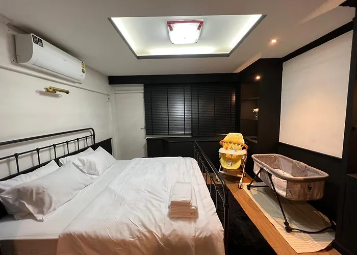 4 Bedroom House With Beautiful Rooftop Near Bts Ekkamai Bangkok