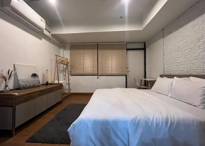 4 Bedroom House With Beautiful Rooftop Near Bts Ekkamai *